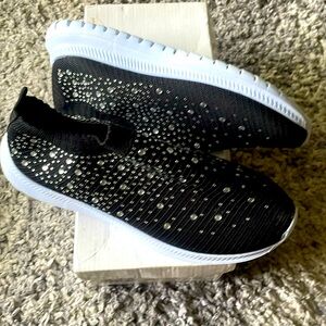 Black sparkling walking shoes